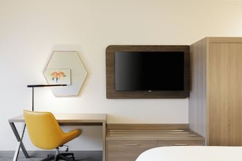 Holiday Inn Express & Suites Los Angeles Airport Hawthorne