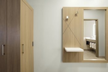 Holiday Inn Express & Suites Los Angeles Airport Hawthorne
