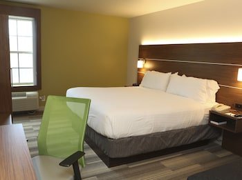 Holiday Inn Express & Suites Phoenix Airport