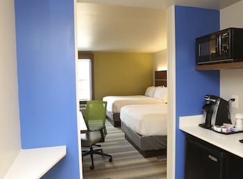 Holiday Inn Express & Suites Phoenix Airport