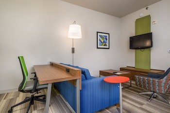 Holiday Inn Express & Suites Phoenix Airport