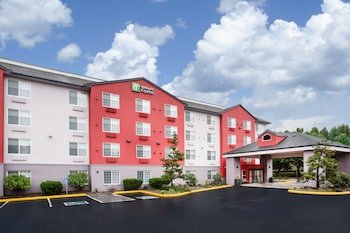 Holiday Inn Express & Suites Lincoln City