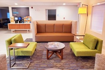 Holiday Inn Express & Suites Lincoln City