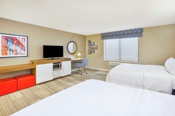 Hampton Inn & Suites Oakwood Village-Cleveland