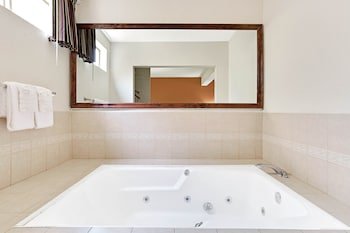 Torrance Inn & Suites