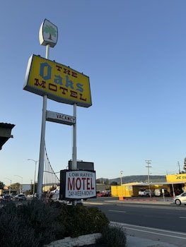 Oaks Motel