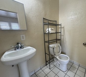 Oaks Motel