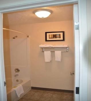 Rodeway Inn & Suites