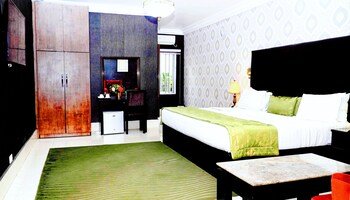 Cromwell Courtyard Hotel