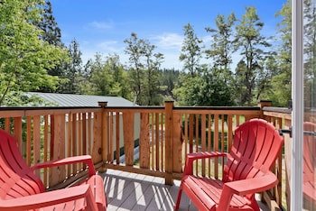 Lake Village Lodge