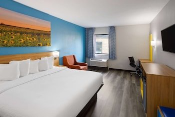 Days Inn & Suites by Wyndham Northwest Indianapolis
