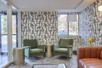 Warwick Inn And Suites