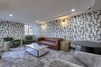Warwick Inn And Suites