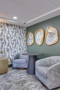 Warwick Inn And Suites