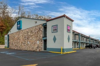 Clarion Pointe Valley Inn