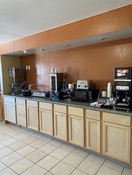 Super 8 by Wyndham Grinnell IA