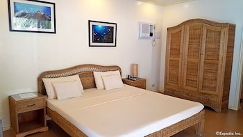 Mikes Dauin Beach Resort