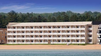 Mackinaw Beach & Bay All Suites Resort