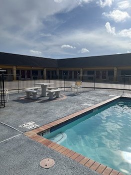 Los Fresnos Inn & Suites