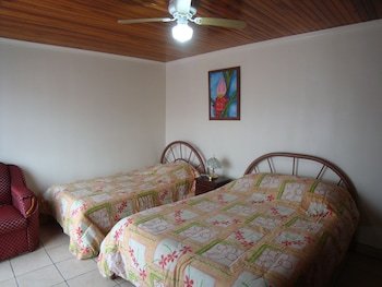 Hotel La Guaria Inn & Suites