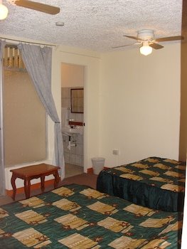 Hotel La Guaria Inn & Suites