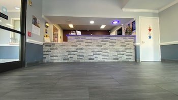 Days Inn & Suites by Wyndham Winnie