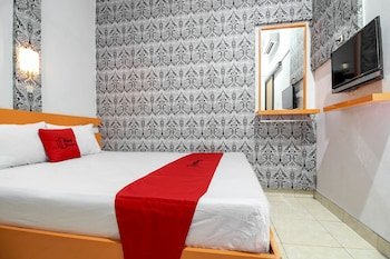 RedDoorz near Hartono Mall