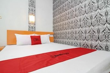 RedDoorz near Hartono Mall