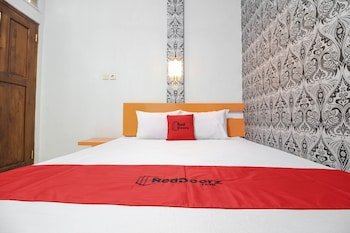 RedDoorz near Hartono Mall