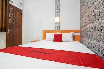 RedDoorz near Hartono Mall