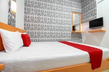 RedDoorz near Hartono Mall