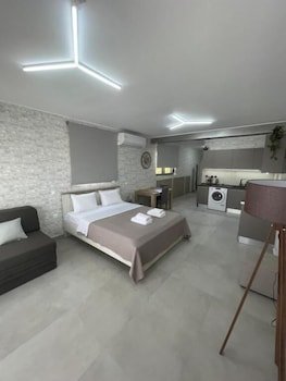 AVR Airport Deluxe Suites 6