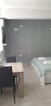 AVR Airport Deluxe Suites 6