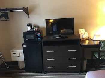 Super 8 by Wyndham Weston WV