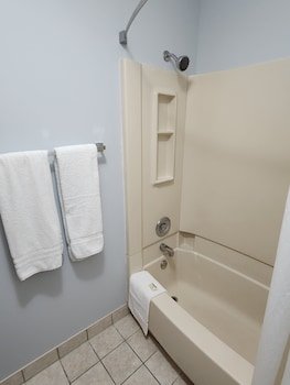 WestSpring Inn Westlake/Cleveland