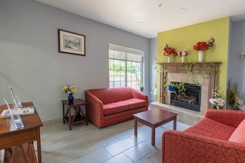 Countryside Inn & Suites