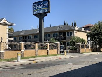 Walnut Inn & Suites