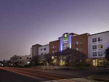 Holiday Inn Express & Suites Belmont