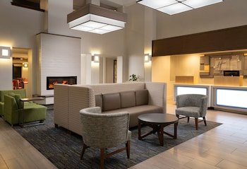 Holiday Inn Express & Suites Belmont