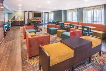 La Quinta Inn & Suites by Wyndham O'Fallon, IL - St. Louis