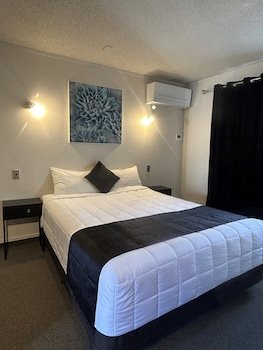 The Aquarius Motor Inn