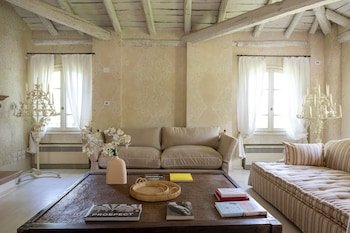 Elizabeth Country House