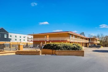 Econo Lodge Inn & Suites