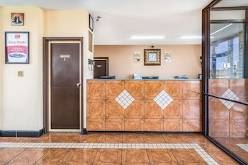 Econo Lodge Inn & Suites