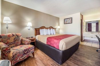 Econo Lodge Inn & Suites
