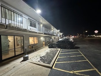 Super 7 Inn
