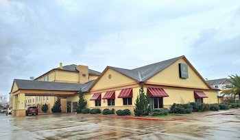 Trident Inn & Suites