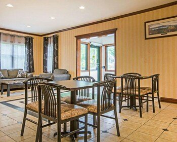 Econo Lodge Glens Falls / Lake George