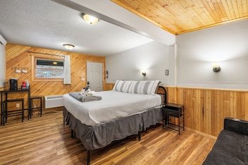 Ponderosa Pines Inn and Cabins