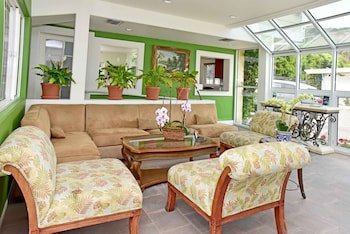 Malibu Country Inn
